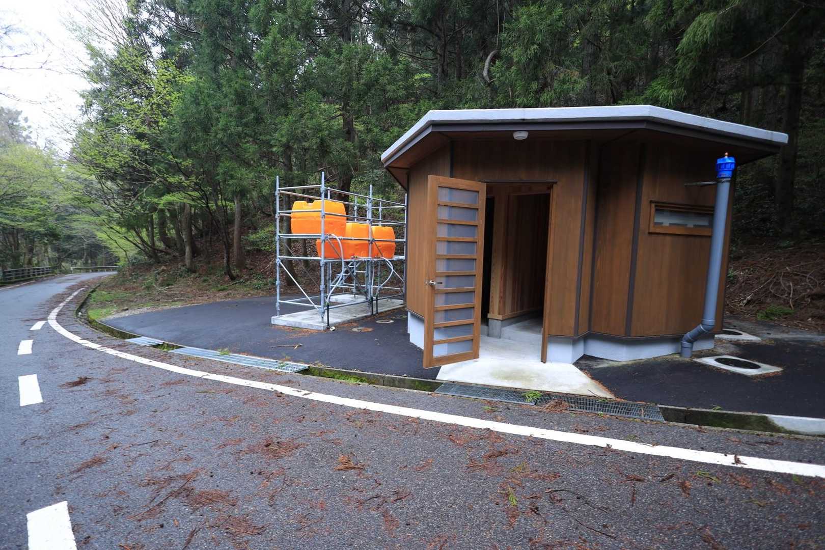 トイレ前に駐車数台あり