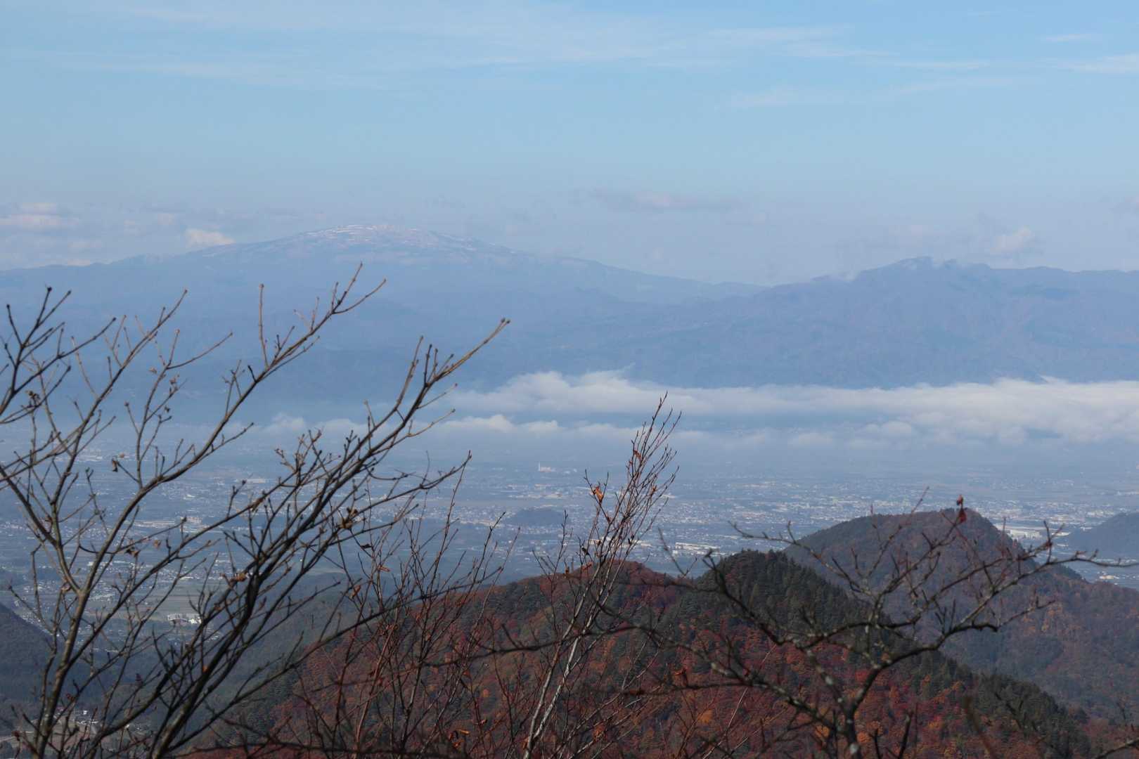 月山(左)、村山葉山(右)