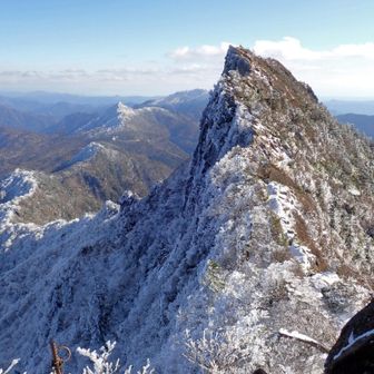 弥山にもどってきて、ほっ🤗

土小屋登山口へと続く稜線がハーフ＆ハーフ🤍💚
