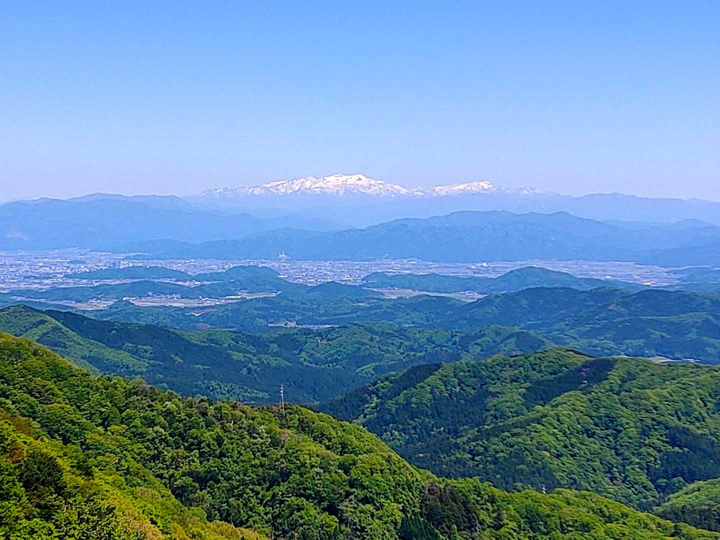 白山が神々しく見えます。