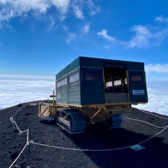 宝永山山頂に作業車が⁈