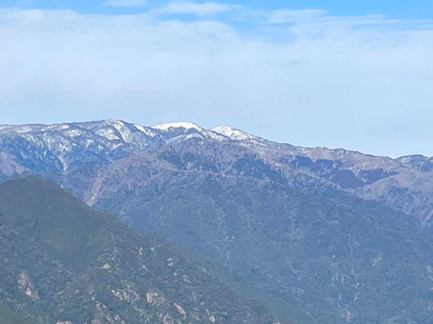 頂きに冠雪！