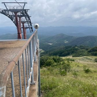 頂上の大佐スキー場リフト