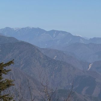 鳳凰三山と右手に赤岳がほんの少し顔をだしていた