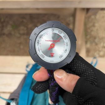 小屋前のベンチで16℃
やっぱり涼しいぃぃ☺️