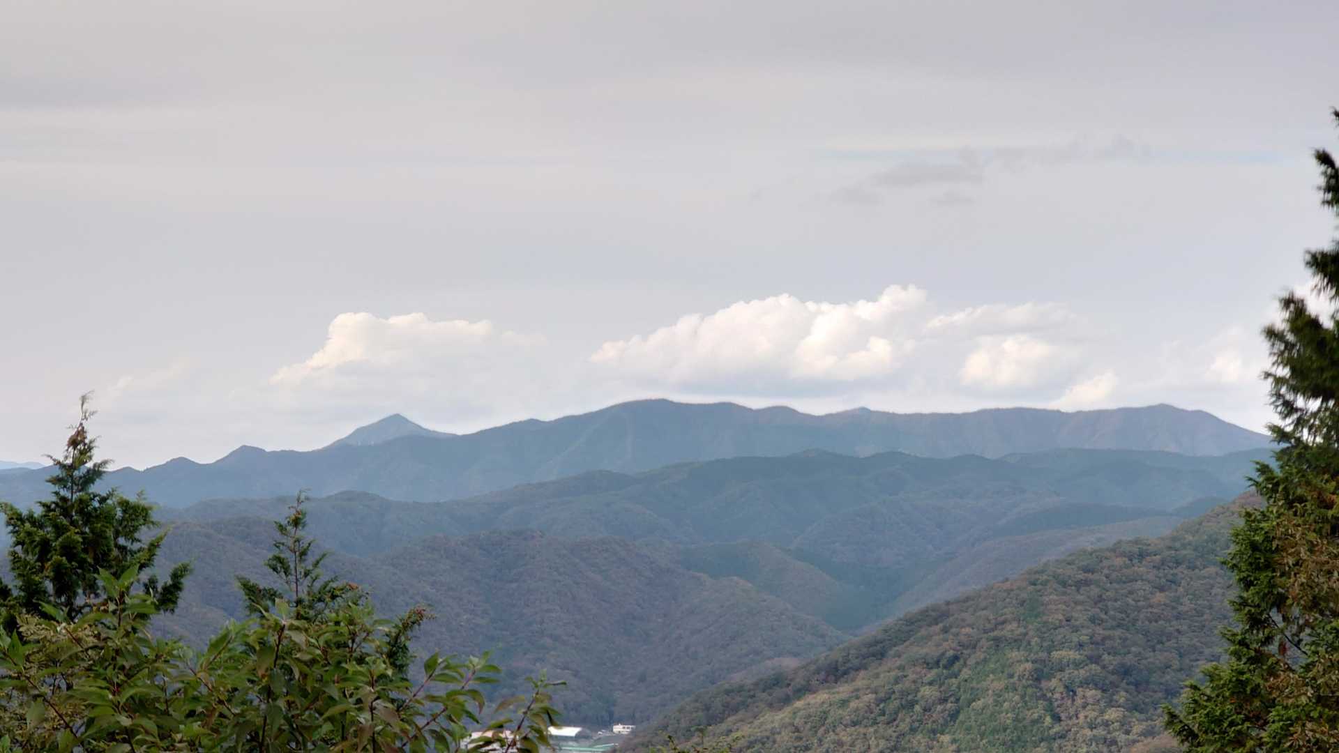 おそらく、左から雄山・雌山、真ん中剣森山、奥の尖ってるのは？二子山？