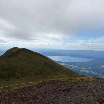 男女岳山頂からの田沢湖。手前は男岳