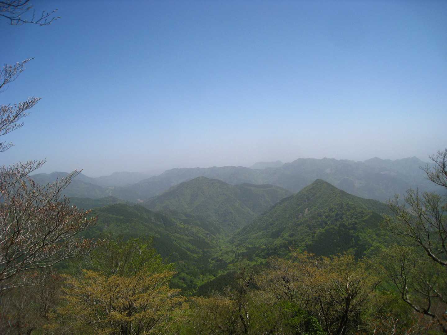 犬ヶ岳方面 👀
先程の苅又山が低い位置に見えます。
