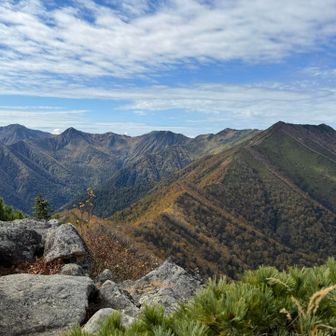 伏見岳山頂直下に見晴らしの良い休憩場所が。コーヒータイム。ピパイロ登れて嬉しいねーとお互いの健闘を讃える🙌