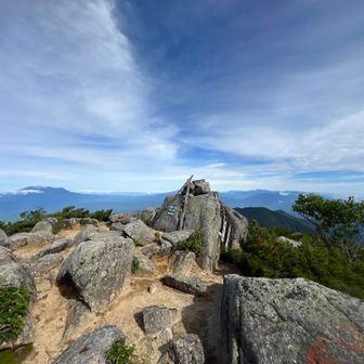 左手に御嶽山、茶臼山と乗鞍、丸被り