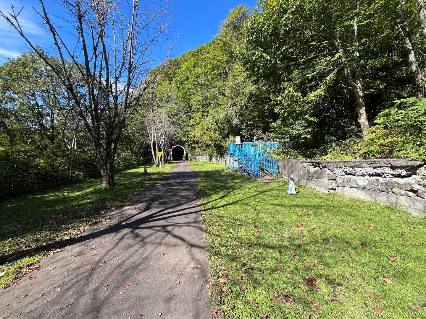 トンネルには行かず、青い階段を歩きます。