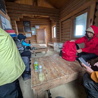 昨日ランチした、峠の茶屋避難小屋で遅れている仲間を待つ。