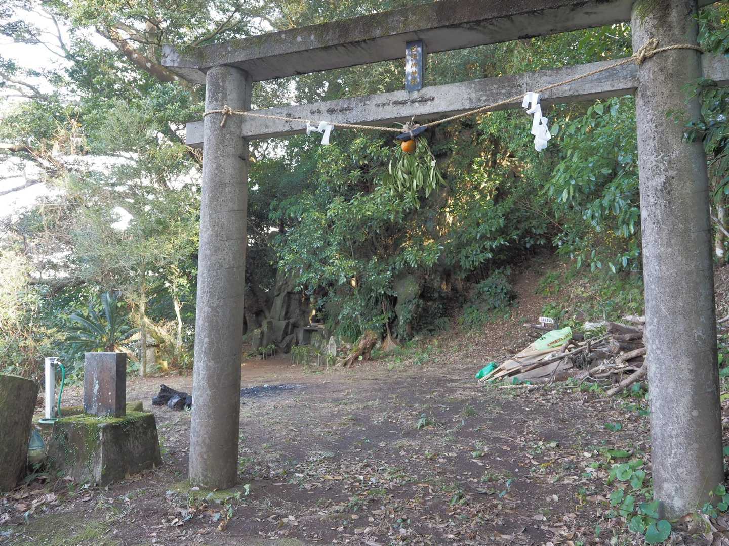 日照仏神社(ひぼとけじんじゃ)に到着。