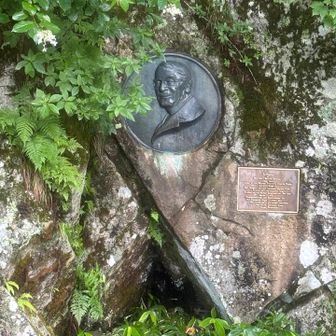 ウェストンおじさん、はじめまして🙋‍♂️

日本に近代的な登山の楽しみ方を広め、上高地の美しい自然を世界に紹介した
英国人宣教師ウォルター・ウェストンの功績をたたえる記念碑
