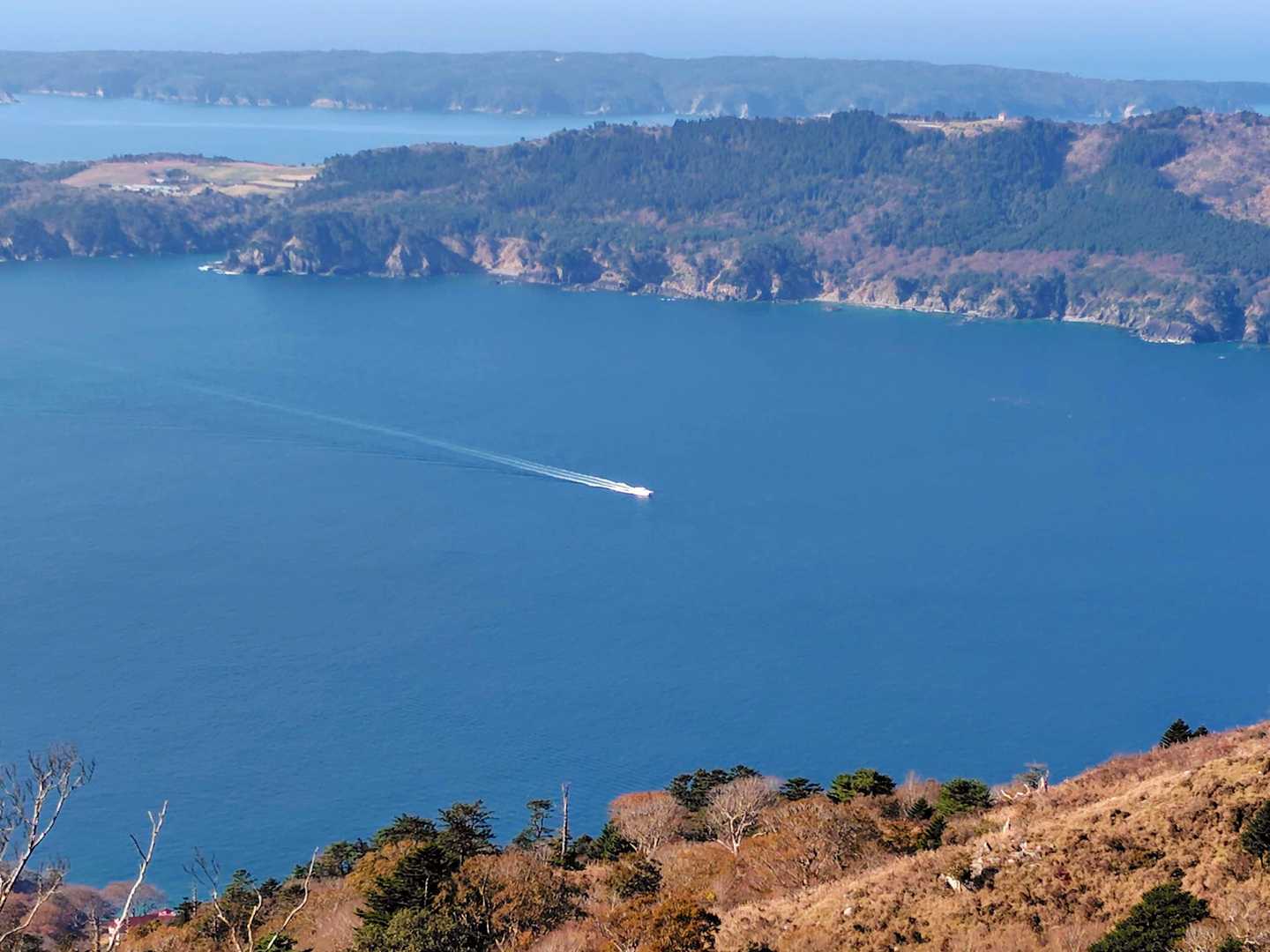 山頂から少し下ったところにある絶景ポイント😍　牡鹿半島と鮎川からのフェリー🛥️