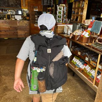 お土産の三嶺バッジを買いに