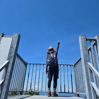 展望台よりichiban

ところで月出山岳は
二番坊主と一番坊主は道も舗装され山頂付近も綺麗に整備されているのに
一番標高が高い三番坊主は藪道で山頂標識も哀れな状態でした💧
そこまではまだ行き届いてないのかな🤔
