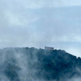 塔ノ岳の尊仏山荘。このあとすぐにガスの中へ