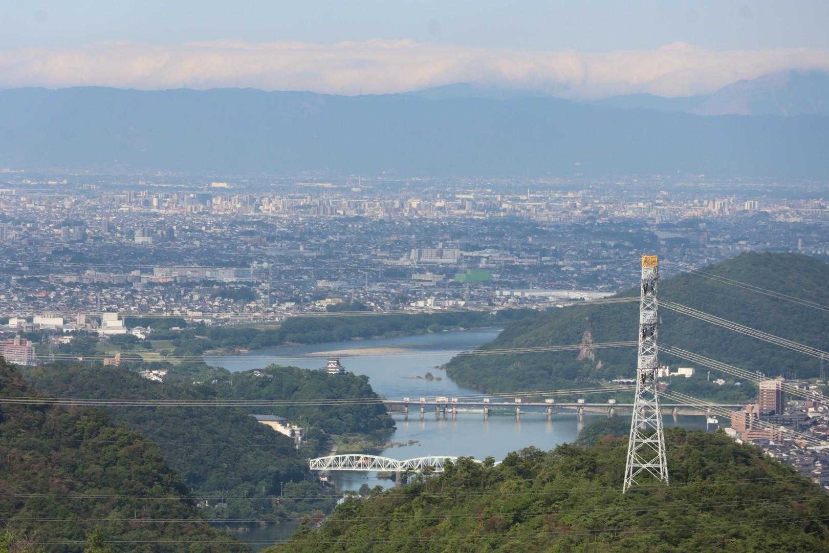 木曽川
中央左に国宝犬山城🏯