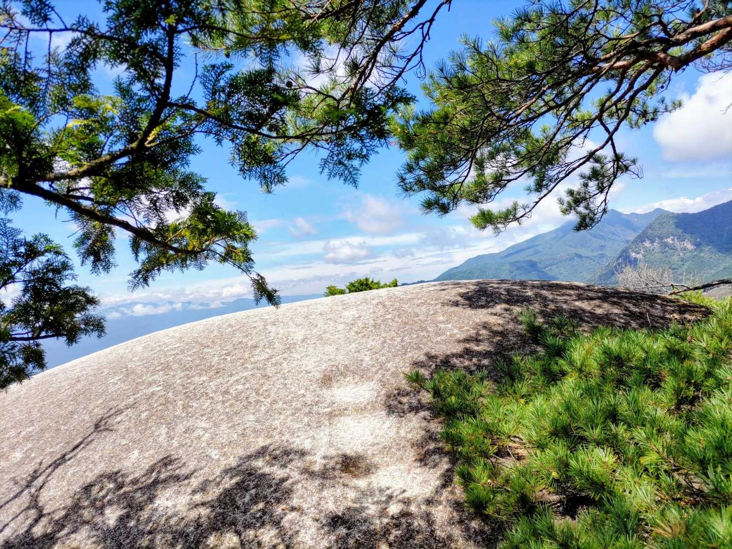 山頂手前の1枚岩からの景色が絶景です！