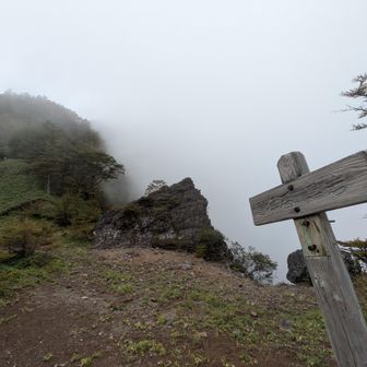 黒岩の遥拝石？雲竜渓谷の奥にある七滝を遥拝した所らしいのだが、真っ白でまったくわからない。