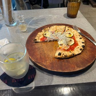 TOBARIさんで、美味しいピザを食べて
レモンスカッシュで喉を癒す