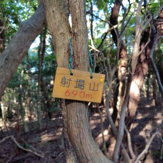 射場山頂。道なき道を、リボンとかすかな踏み跡を頼りに登ります。