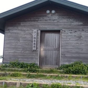 中には長い大きな机あり