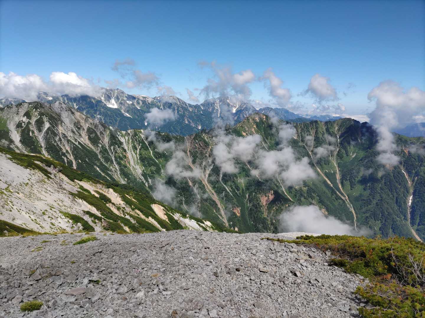 奥の山稜は、右：剣岳（2,999m）、左：立山（3,015m）。今回のルートは後立山連峰というだけあって、剣・立山が良く見えます。