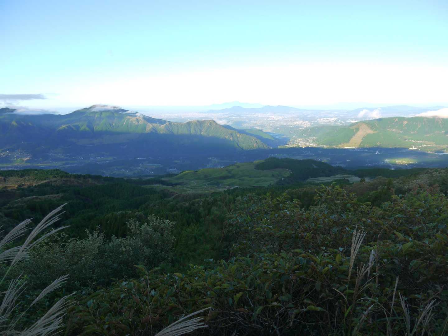烏帽子岳の稜線の向こう側はこんな感じ。
中央奥に小さく平成新山。