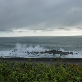海岸の波は荒かった