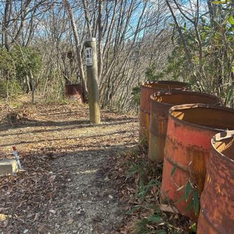 昔の喫煙施設が並ぶ生藤山山頂