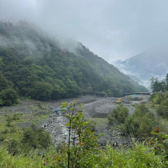 ふぅー、無事川に落ちる事無く
奈良田ダム近くまで来ました
