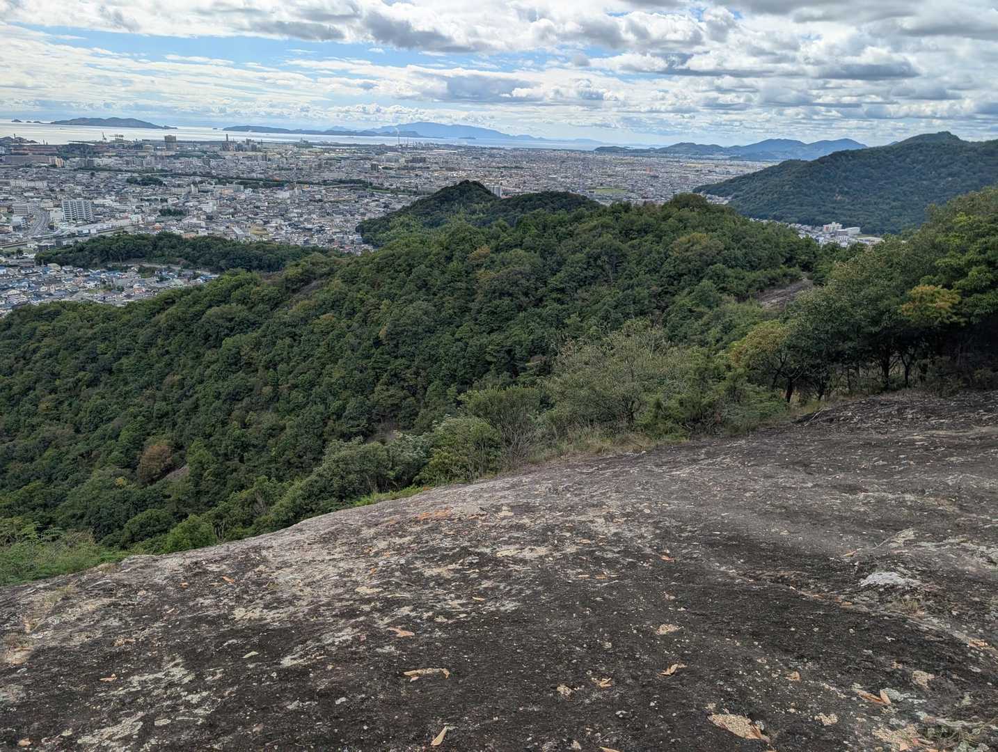 ３週間前に登った山﨑山⛰️
そこから尾根歩いてこの岩の辺りに合流<⁠(⁠￣⁠︶⁠￣⁠)⁠>
眺め最高👏