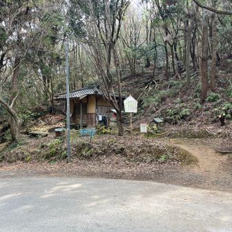 桜ヶ峠の虚空道菩薩堂
アスファルトの向こうに岩国山の登山口
