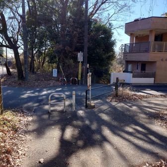 再び舗装路😢
右へ、しばらく舗装路歩きです。