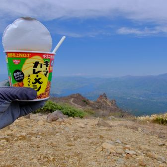 山頂は虫がいっぱいだったので、弘法清水小屋まで戻ってきて昼食。