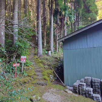 という事で下山。
作業小屋がありましたが、あの四角い岩を加工して石板を作っているのかな？