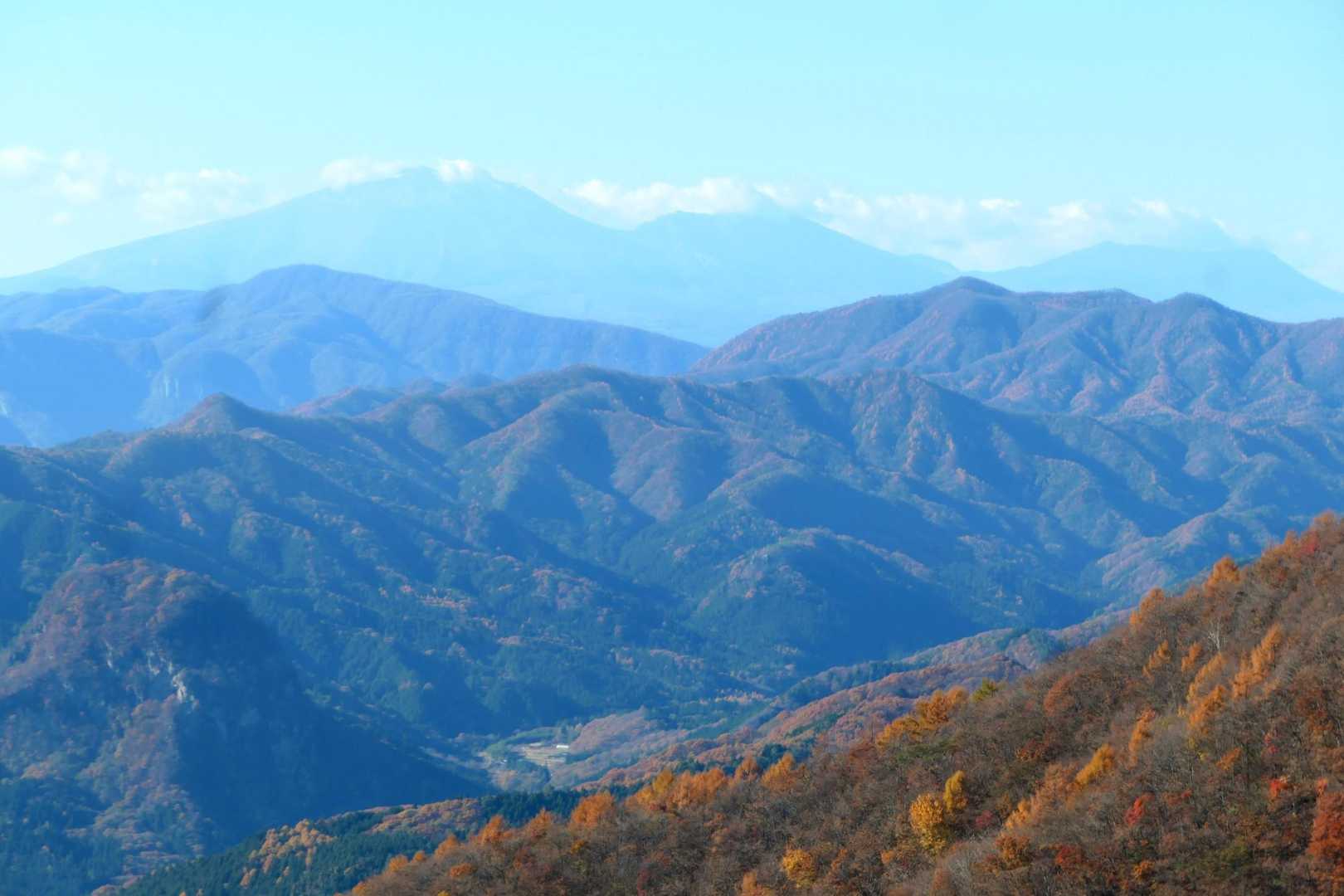山頂から浅間山
山頂付近は落葉しています