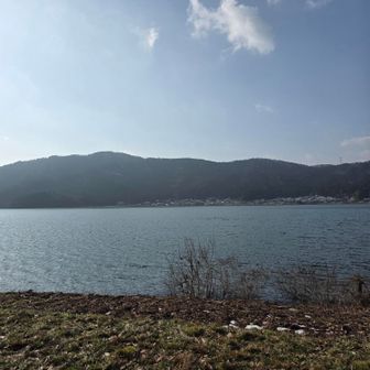余呉湖
湖畔を歩いて行きます

賤ヶ岳の合戦で余呉湖は一面、血で染まった
沢山の尊い命が散りました
