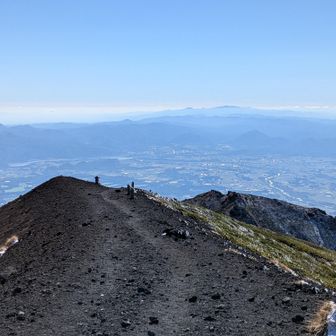 活火山🌋特有の土の感覚を踏みしめて下山します。月山も見えます。