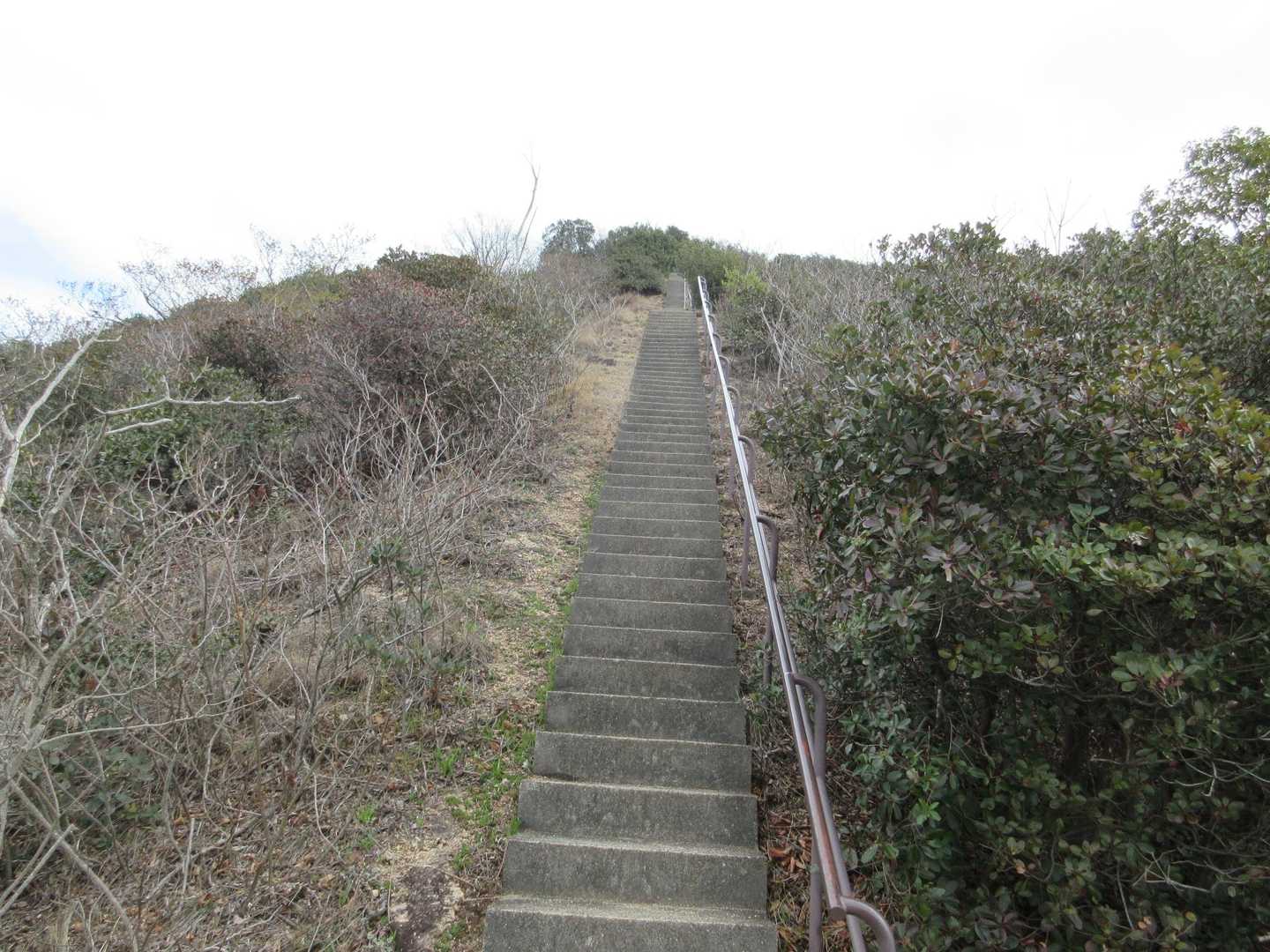 栂尾山（とがおやま）に続く長い階段。