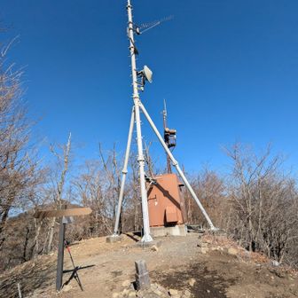 烏帽子岳山頂の電波（？）塔。
　　　　　　　↑
本栖デジタルテレビ中継放送所だそうです。