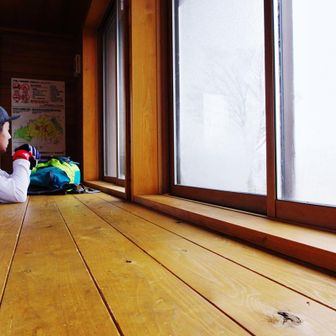 避難小屋に到着
おにぎりを食べながら、この先どうするか検討中
ガスっているので引き返すか迷いつつ、もう少しだけ進んで判断することに