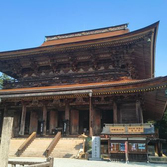 世界遺産でも国宝でもある金峯山寺の蔵王堂。
蔵王堂は、白鳳年間に役行者が創建されたとのこと。 
平安時代から幾度か焼失と再建を繰り返し、1348年に足利方の高師直の来攻によって焼失、その後、1586年にも焼失。現在の建物は1592年ごろに完成したものとのこと。