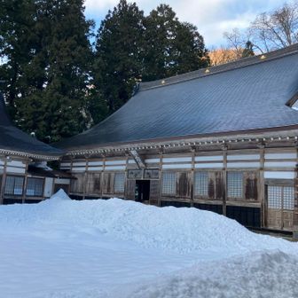 慈光寺でお参りしてきました。
昔，白山の奥地の池に住んでいた大蛇が暴れ，村人を困らせていたのを傑堂和尚が読経によって俗世の苦しみから救い，この池の後に慈光寺を建てたそうです。
大蛇は逃げて新潟の白山神社のあたりまで行き、息が途絶えたとのこと。

白山神社，ここに由来していたのですねえ。
