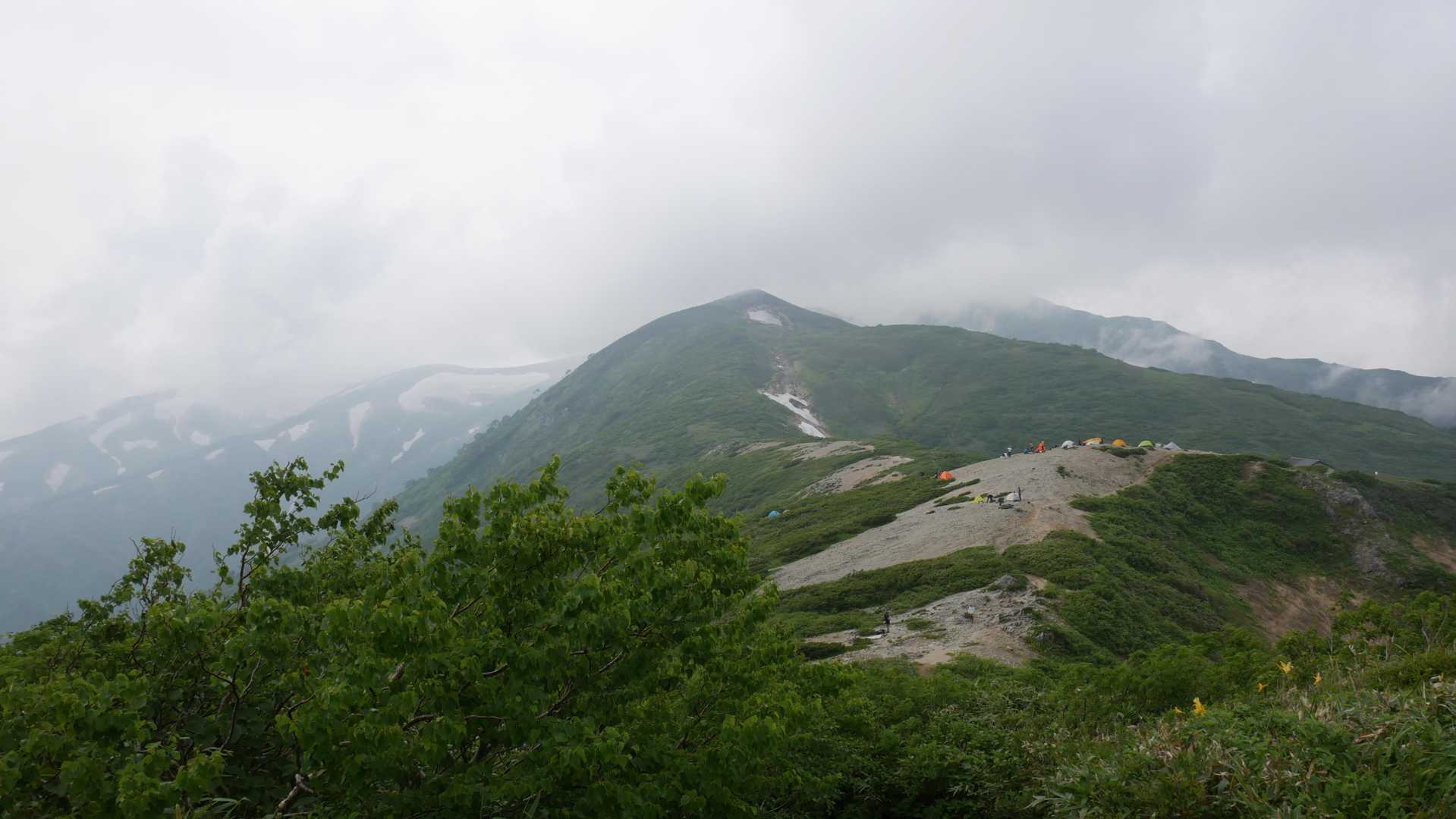 切合小屋のテント場が見えてきた。
嬉しい瞬間。
