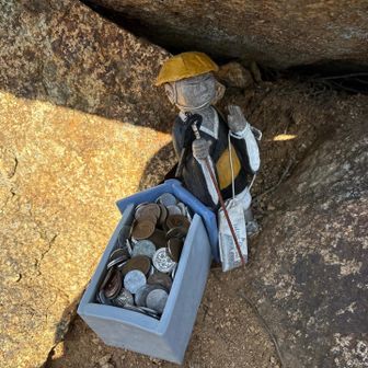 石🪨の下に、小さなお地蔵さん　精巧　🙏