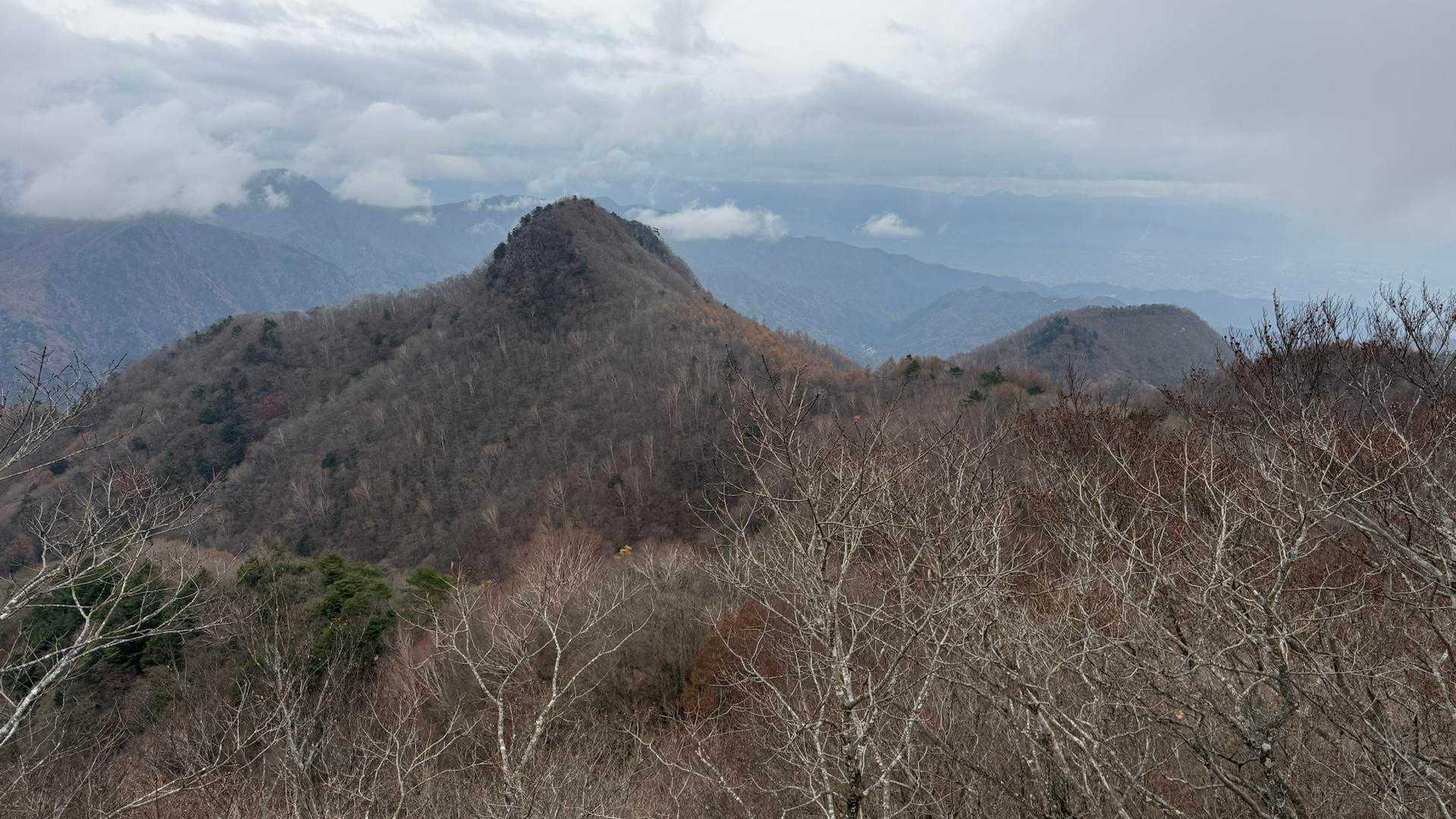 あれは黒富士。何でこんな名前なのかを調べてみると
【HPより】
黒富士峠からみると富士山と同じ形に見えるそう。
2つの山が並ぶと、遠くの富士山が明るく見えるのに対し、近くの「富士」は日中、逆光で暗く、まるで富士山の影のように見えることから、近くの富士は「黒富士」と呼ばれるようになったのではないかと考えられています。
