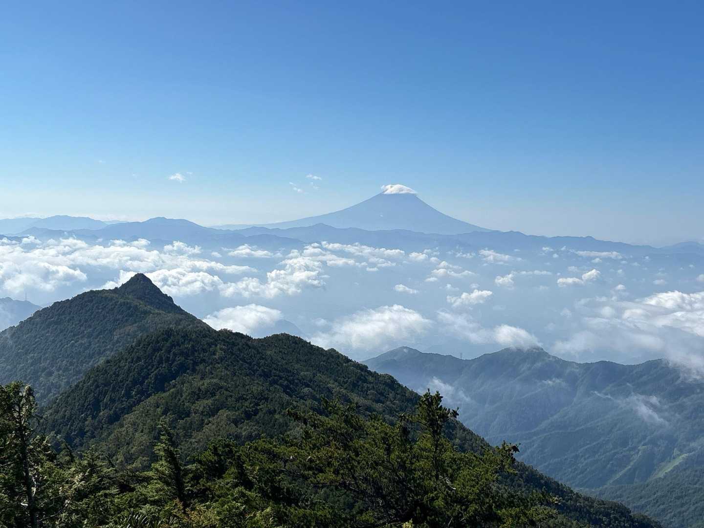 乾徳山と雲海☁️と富士山🗻👍